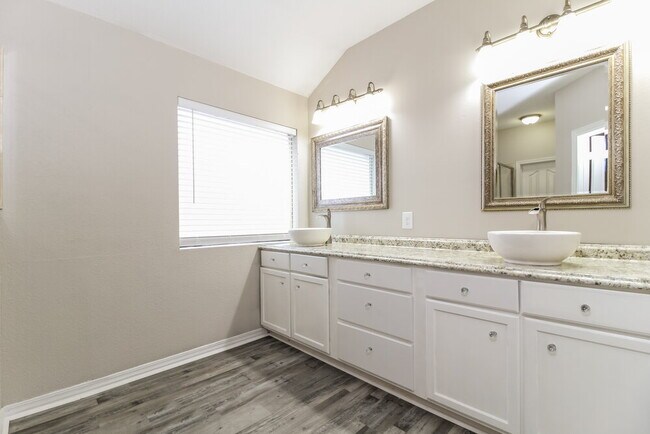 Building Photo - 5912 Hillview Dr