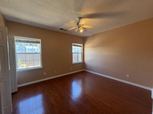 Building Photo - 3/2.5 Townhome Available Now!