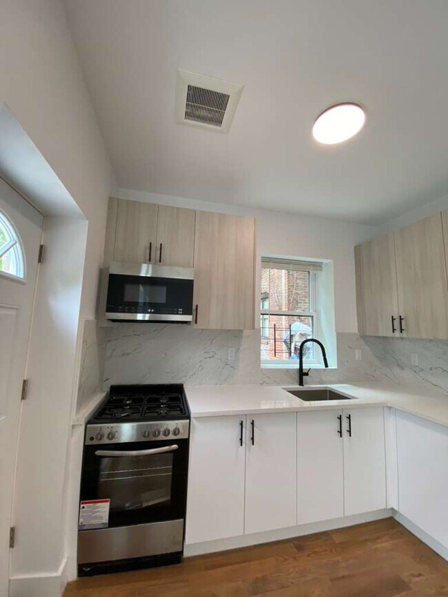 Building Photo - 286 Hawthorne Ave