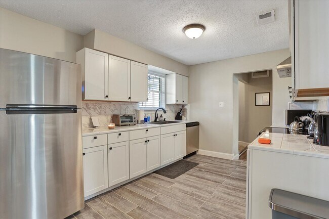 Building Photo - 4 Bedroom, 2 Bath Brick Home in Savannah