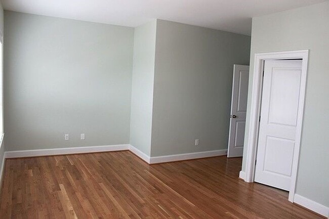 Building Photo - Large 4-Bedroom, 3.5 Bath Townhouse Minutes Away From VCU