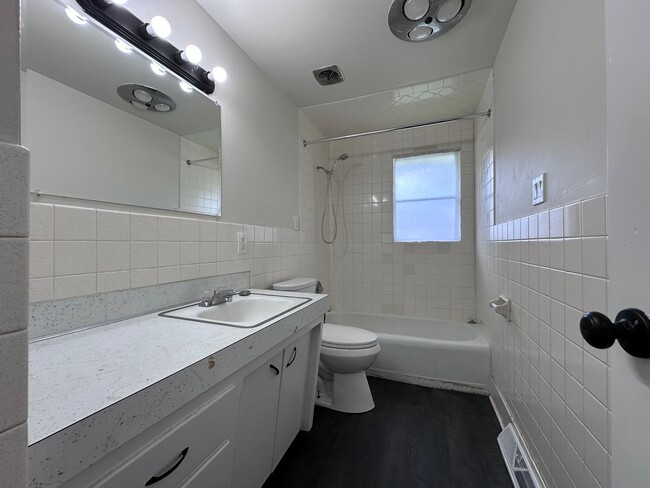 Building Photo - 490 St Bernard Dr