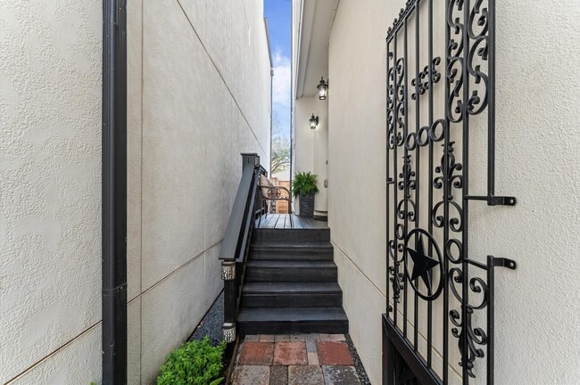 Building Photo - 1139 W 21st St