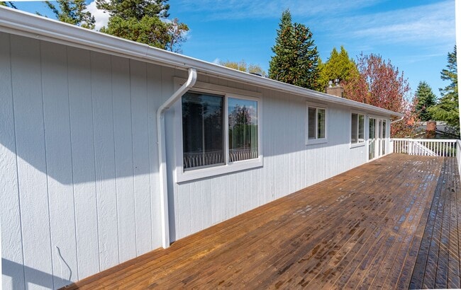 Building Photo - Spacious 2-Story Split-Level Home with Wat...