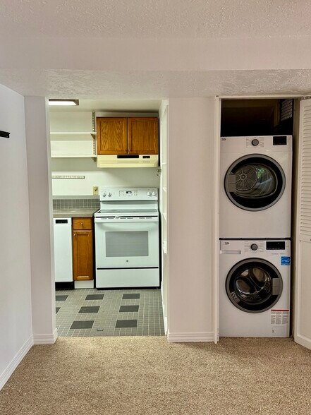 Building Photo - 3405 SW Barbur Blvd