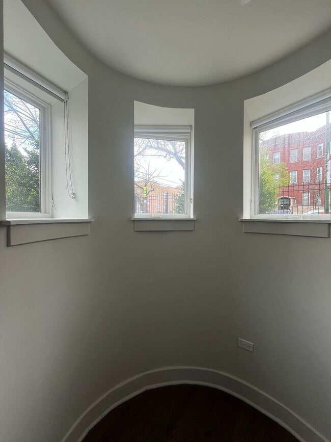 Building Photo - 1418 W Addison St