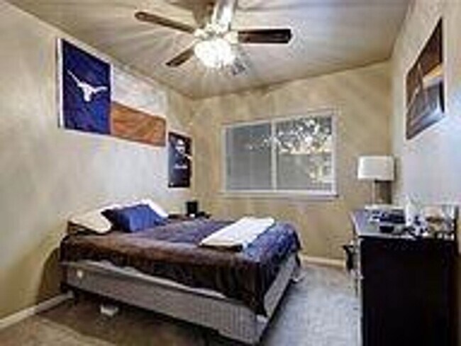 Building Photo - West Campus Condo Under $1000/Bedroom Walking To Campus