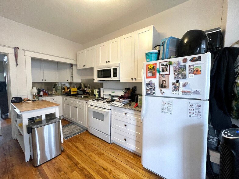 Building Photo - 601 NE Main St