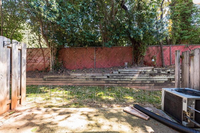 Building Photo - 1285 E Woodlawn Rd