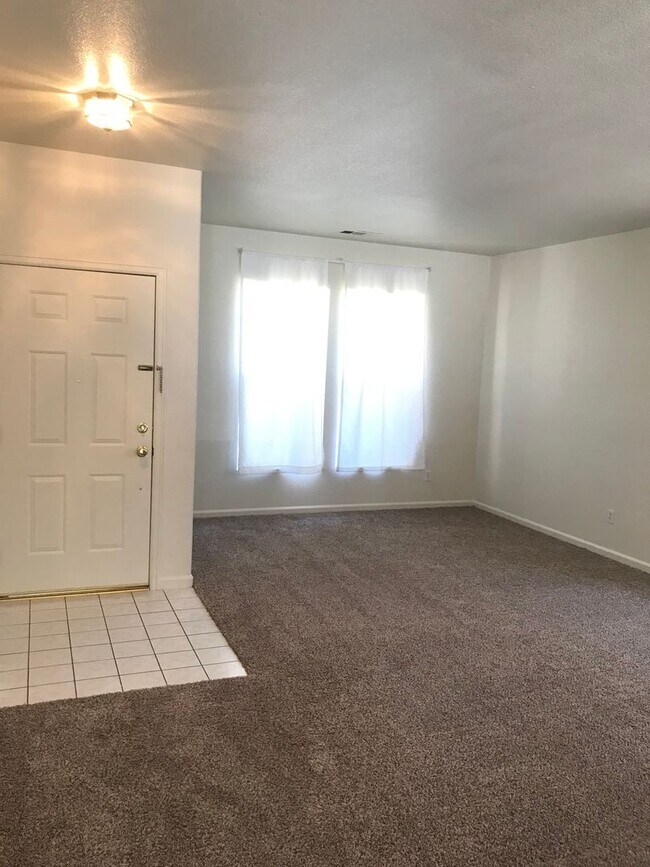 Building Photo - Spacious and Bright 3bed/2 bath Home in Davis