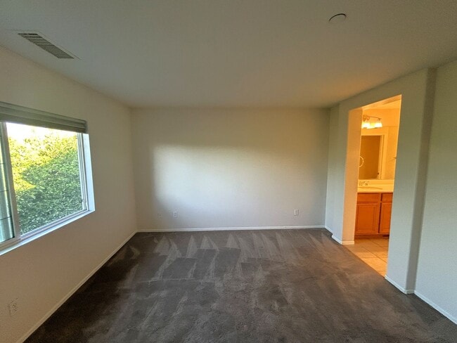 Building Photo - 2 Bedrooms/ 3 Bathrooms