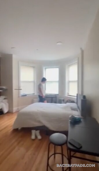 Building Photo - 913 Boylston St