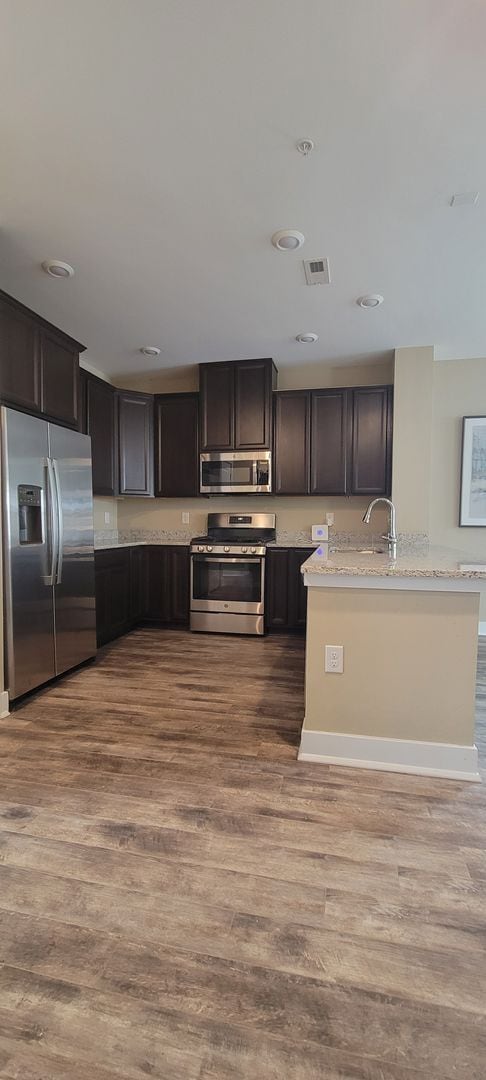 Building Photo - Large Townhome - Bensalem