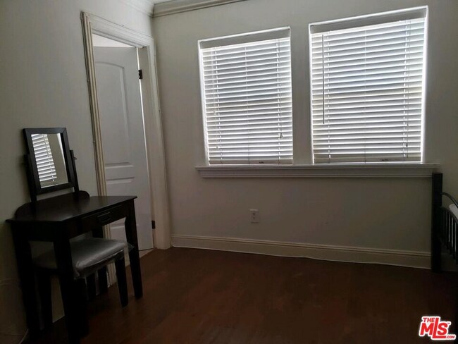 Building Photo - 1821 W 12th Pl