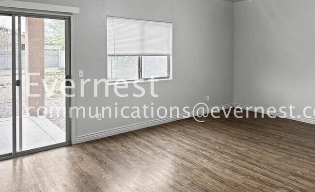 Building Photo - Limited Time Special Offer / 4 Bed, 3 Bath Home with Garage / Pet-Friendly / Vouchers Accepted / ...