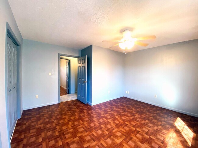Building Photo - 739 S Germantown Cir