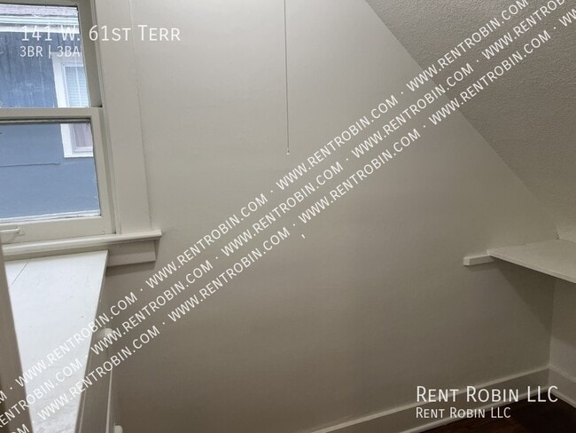 Building Photo - 141 W 61st Terrace