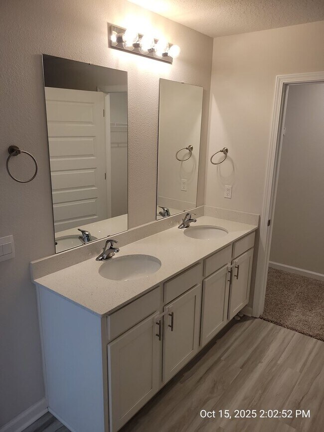 Building Photo - Large Family Home in Central Crestview