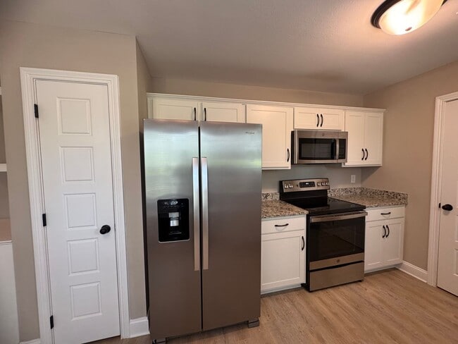 Building Photo - Gorgeous Single Family Home In Clarksville