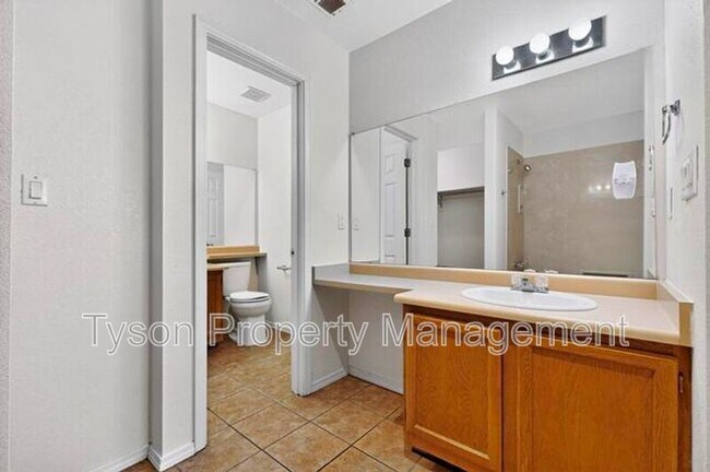 Building Photo - 1515 La Charles Dr NE