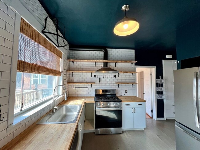 Building Photo - Huge Home Full of Character in the heart of MHK