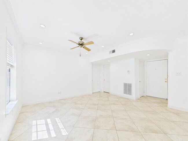 Building Photo - 2824 Briarhurst Dr