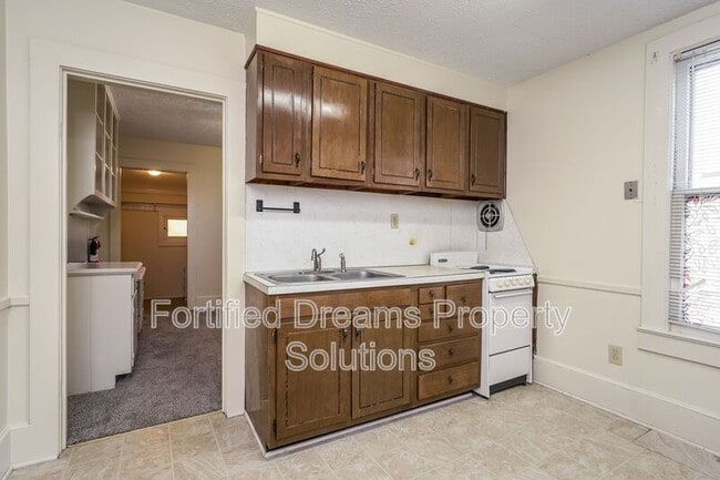 Building Photo - 400 S.Spring St