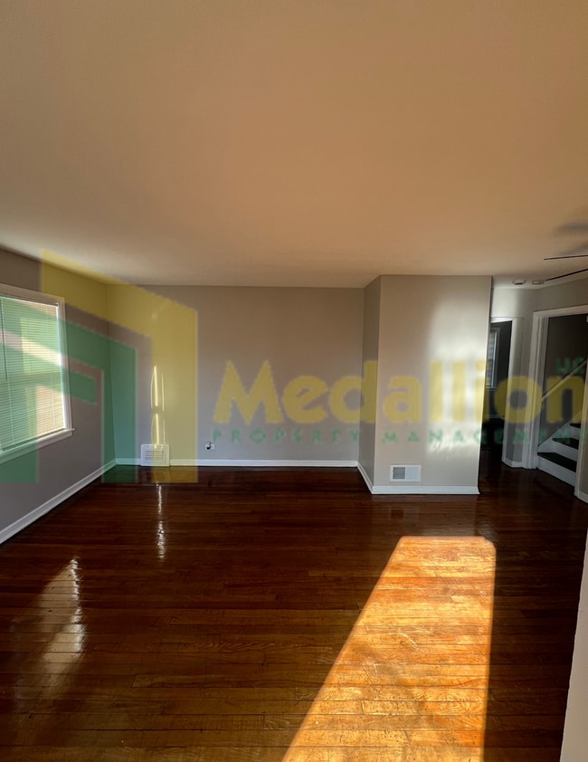 Building Photo - Spacious 4-5 Bedroom, 2-Bath Corner Lot Ho...
