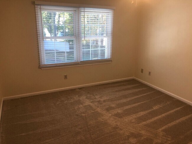 Building Photo - 2416 Creekmore Ct