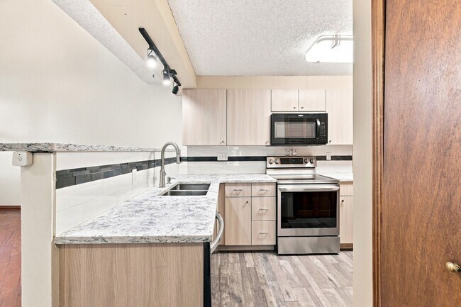 Building Photo - 3 bed, 3 full bath - perfect for roommates!