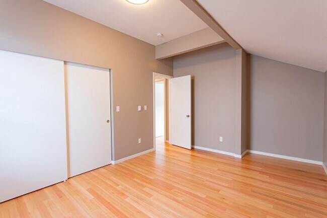 Building Photo - 1715