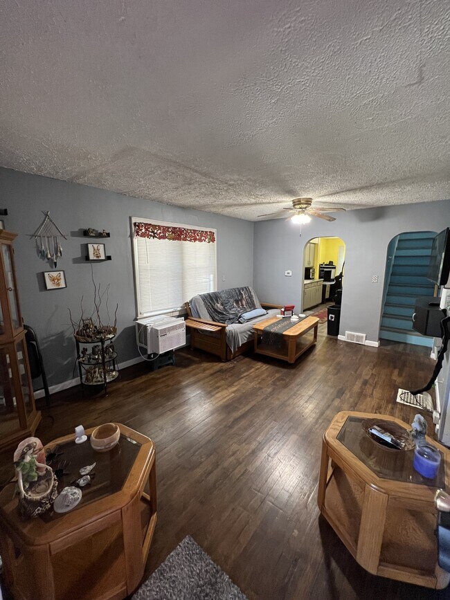 Building Photo - 1223 Bensch St