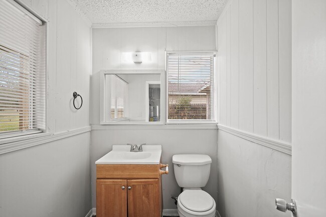 Building Photo - 6806 Woodrow St