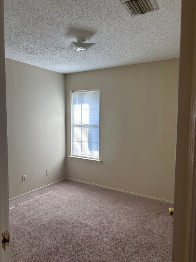 Building Photo - 5768 Worchester Dr