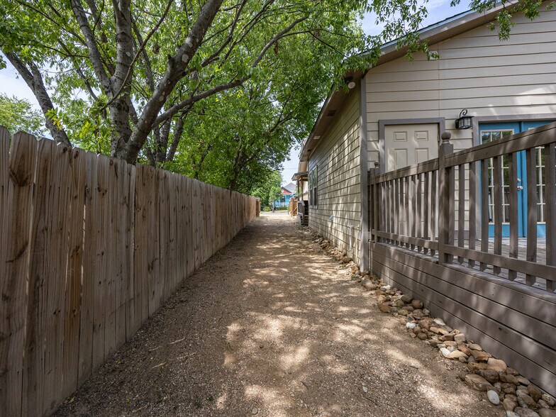 Building Photo - 1826 W French Pl