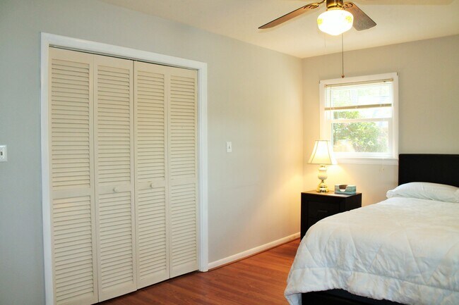Building Photo - 87 Lakeview Dr