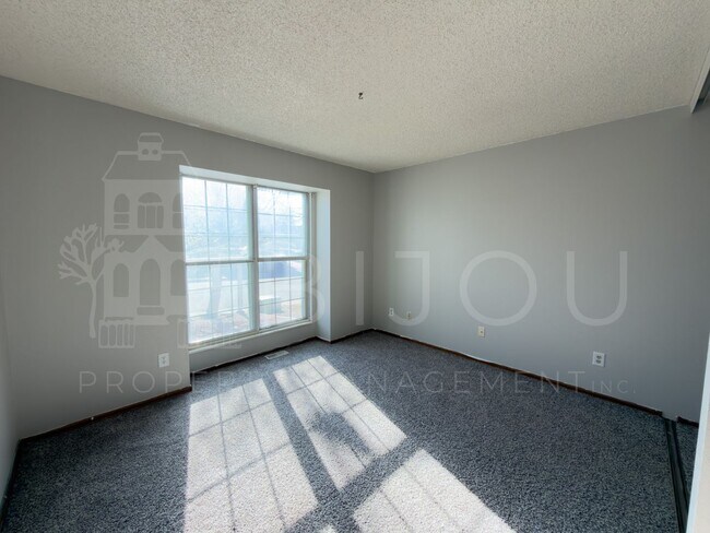 Building Photo - Spacious Split Level