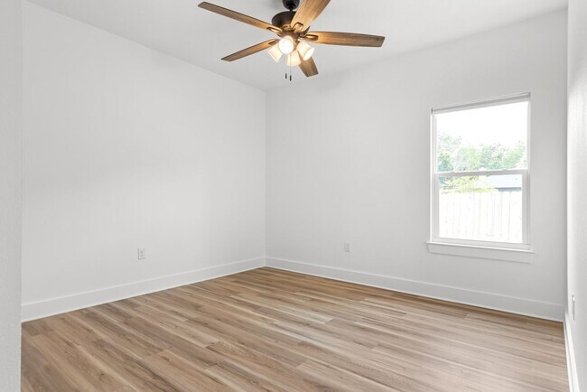 Building Photo - Spacious 3-Bedroom Home W/Office