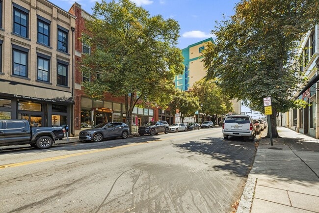 Building Photo - Stylish Studio Condo in Downtown Asheville – Rare Top-Floor Find