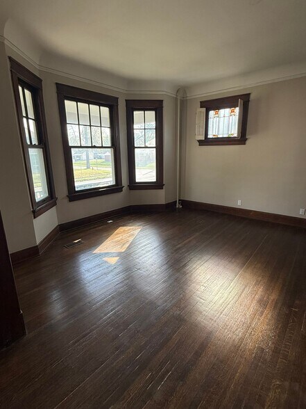 Building Photo - 907 Main St