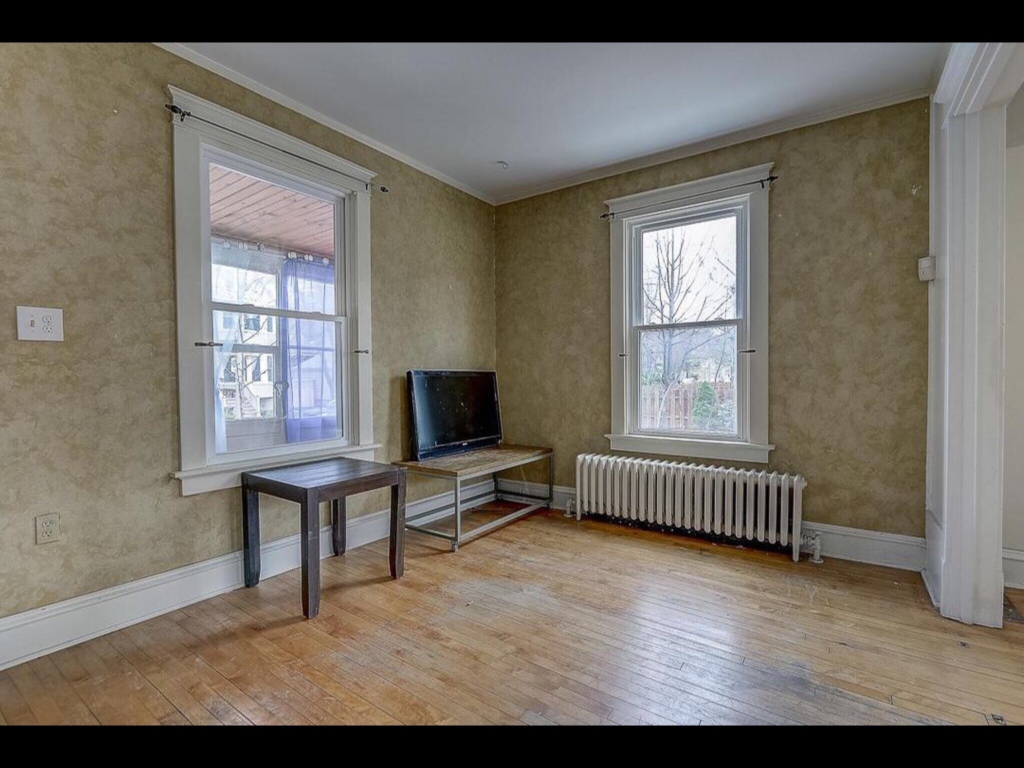 Building Photo - 1613 E Hartford Ave