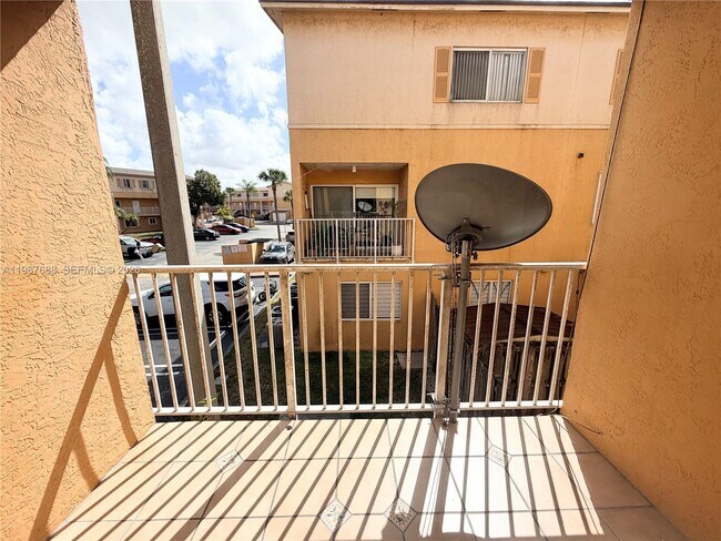 Building Photo - 6205 SW Kendale Lakes Cir