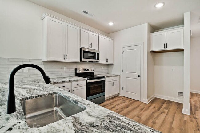 Building Photo - 2 Bed, 2 Bath Patio Homes located in Big Creek Country Club