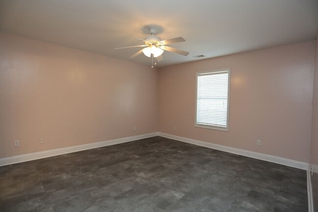 Building Photo - 3 Bedroom House close to Town!