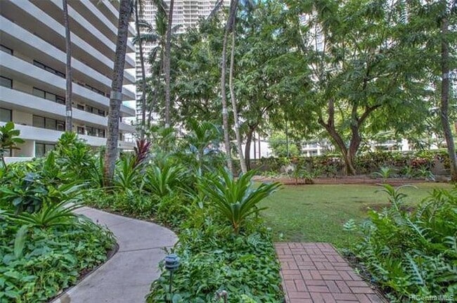 Building Photo - 425 Ena Rd