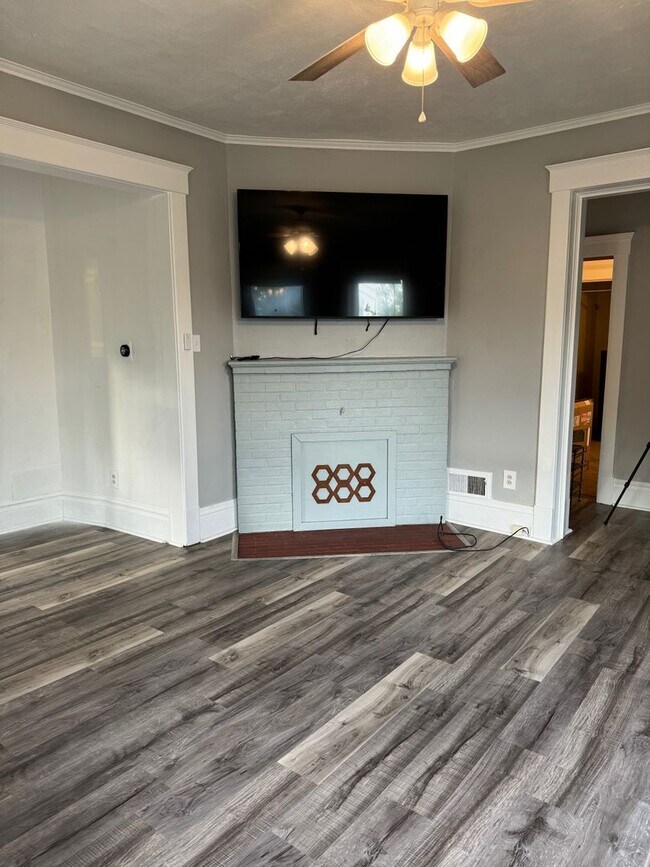 Building Photo - 841 E University Ave