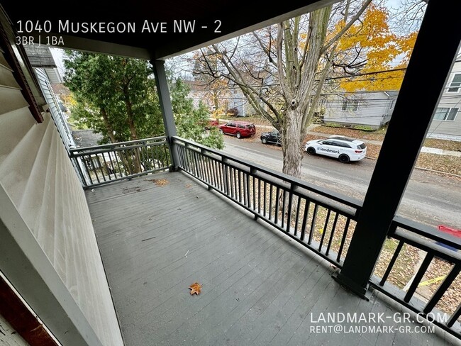 Building Photo - Updated 3-Bed, 1-Bath – First Month $1,050...