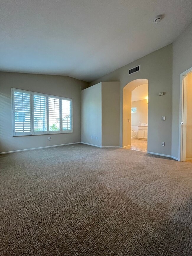 Building Photo - LOVELY 2 STORY DETACHED HOME WITH LARGE LOFT, DIRECT ACCESS 2 CAR GARAGE