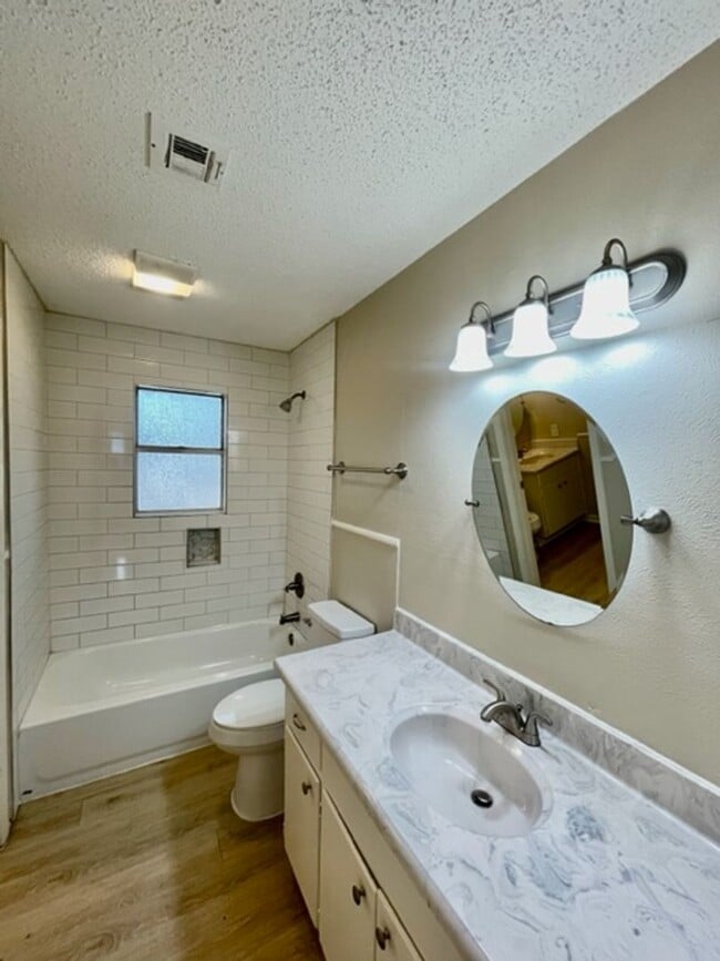 Building Photo - 816 Horseshoe Dr