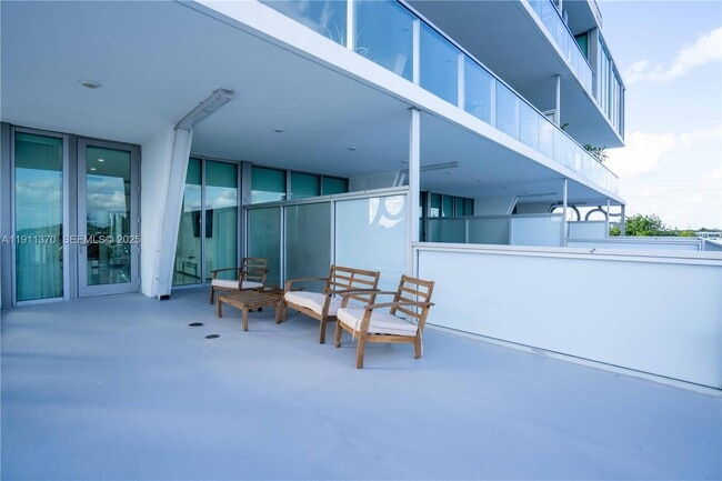 Building Photo - 8425 Crespi Blvd